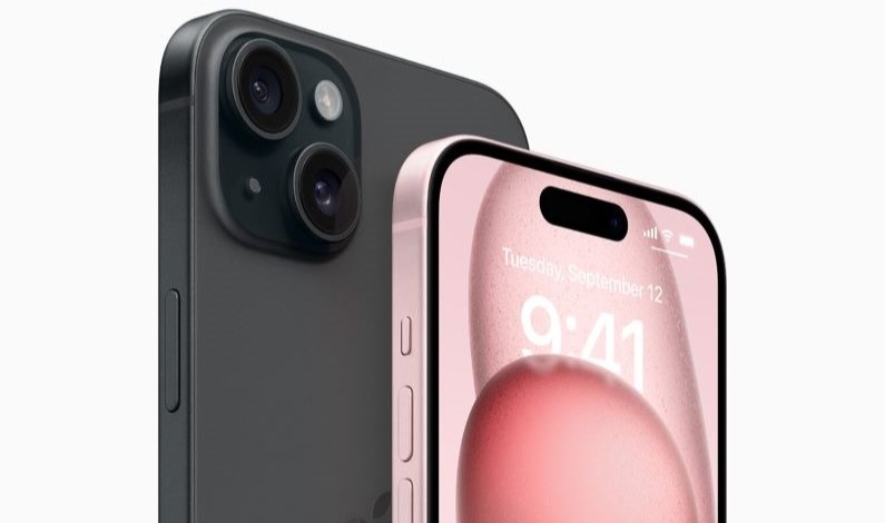 iPhone 15 în două culori, negru și roz