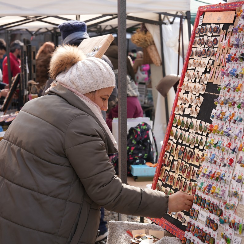 Femeie care se uită la mărțișoare